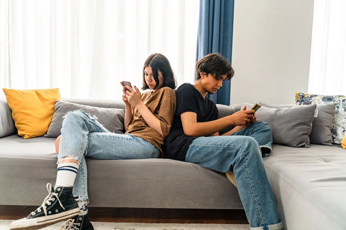 Adolescent pensif regardant l'horizon